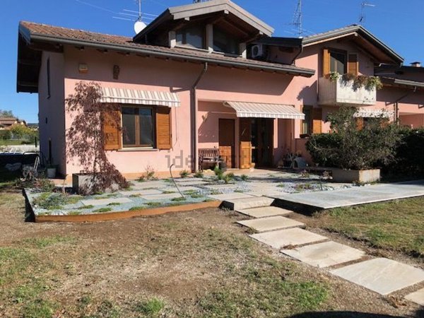 casa indipendente in vendita a Sumirago in zona Quinzano