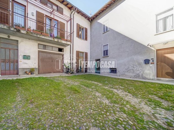 appartamento in vendita a Sumirago in zona Albusciago