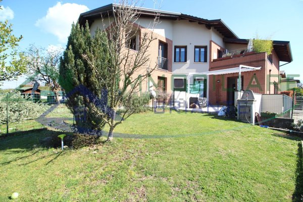 appartamento in vendita a Sumirago in zona Menzago