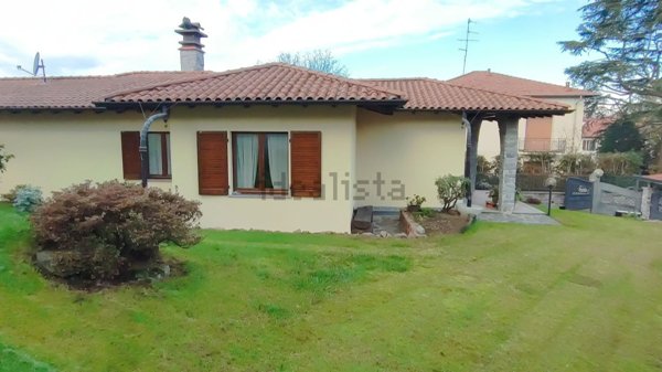 casa indipendente in vendita a Sumirago in zona Menzago