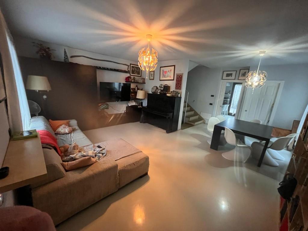 casa indipendente in vendita a Sumirago in zona Menzago