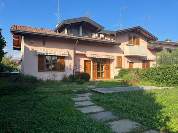 casa indipendente in vendita a Sumirago in zona Menzago
