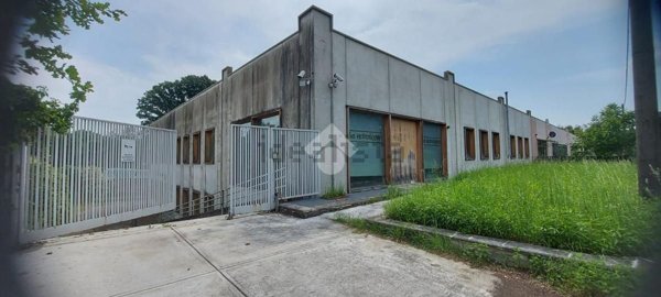 locale commerciale in vendita a Taino