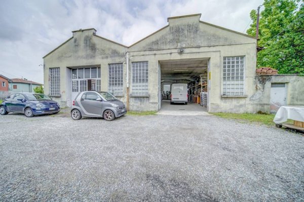 locale commerciale in vendita a Ternate