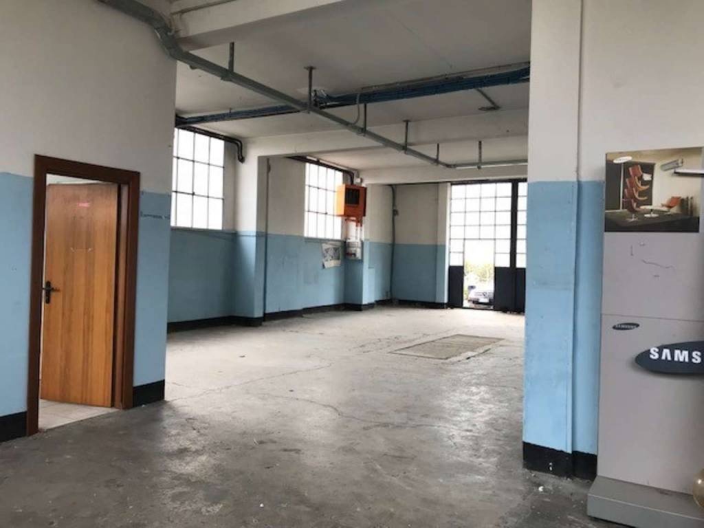 locale commerciale in vendita a Tradate