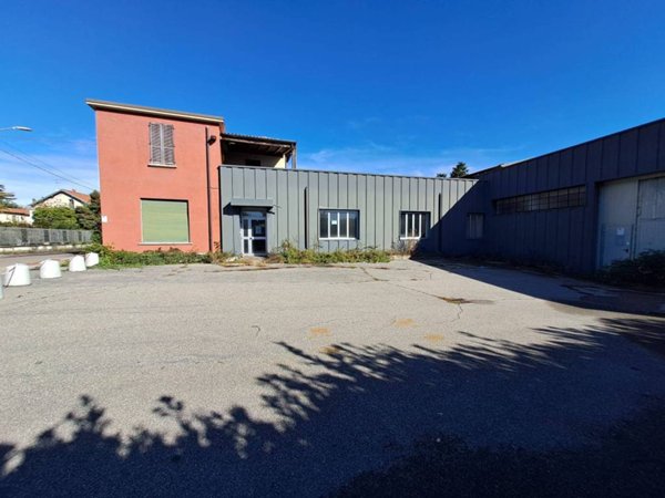 locale commerciale in vendita a Tradate