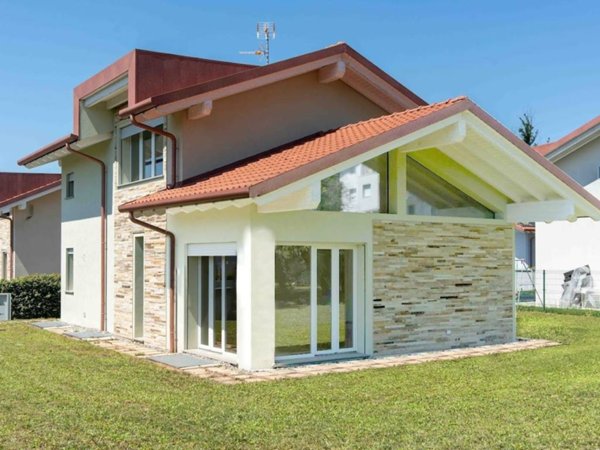 casa indipendente in vendita a Tradate