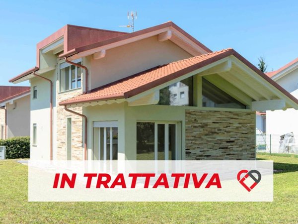 casa indipendente in vendita a Tradate