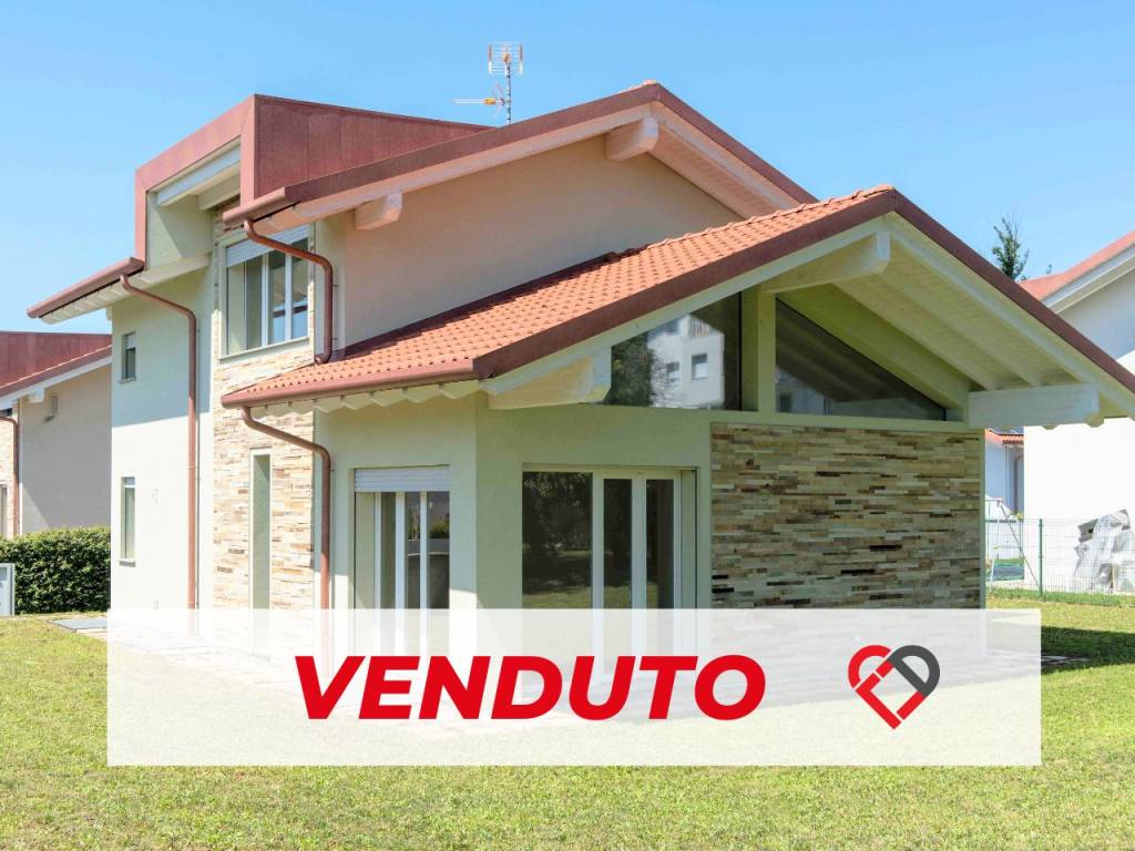 casa indipendente in vendita a Tradate