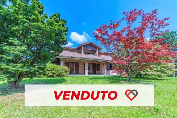 casa indipendente in vendita a Tradate