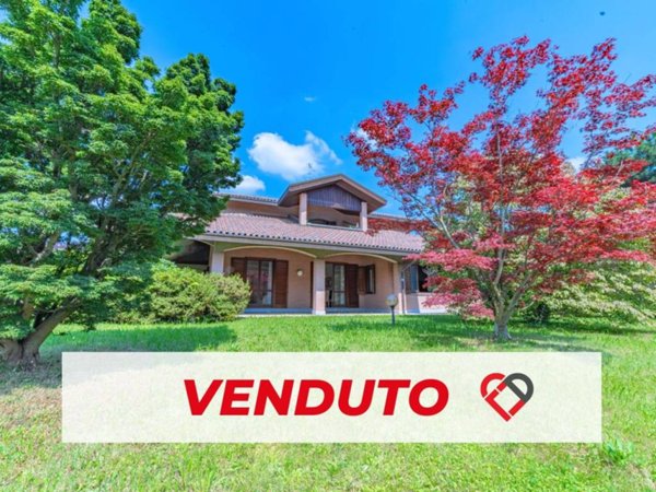 casa indipendente in vendita a Tradate