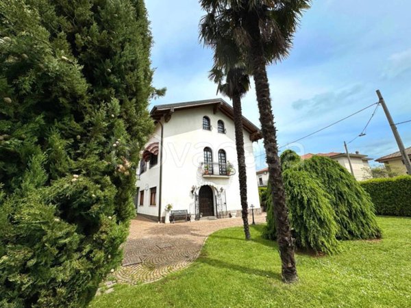 casa indipendente in vendita a Tradate