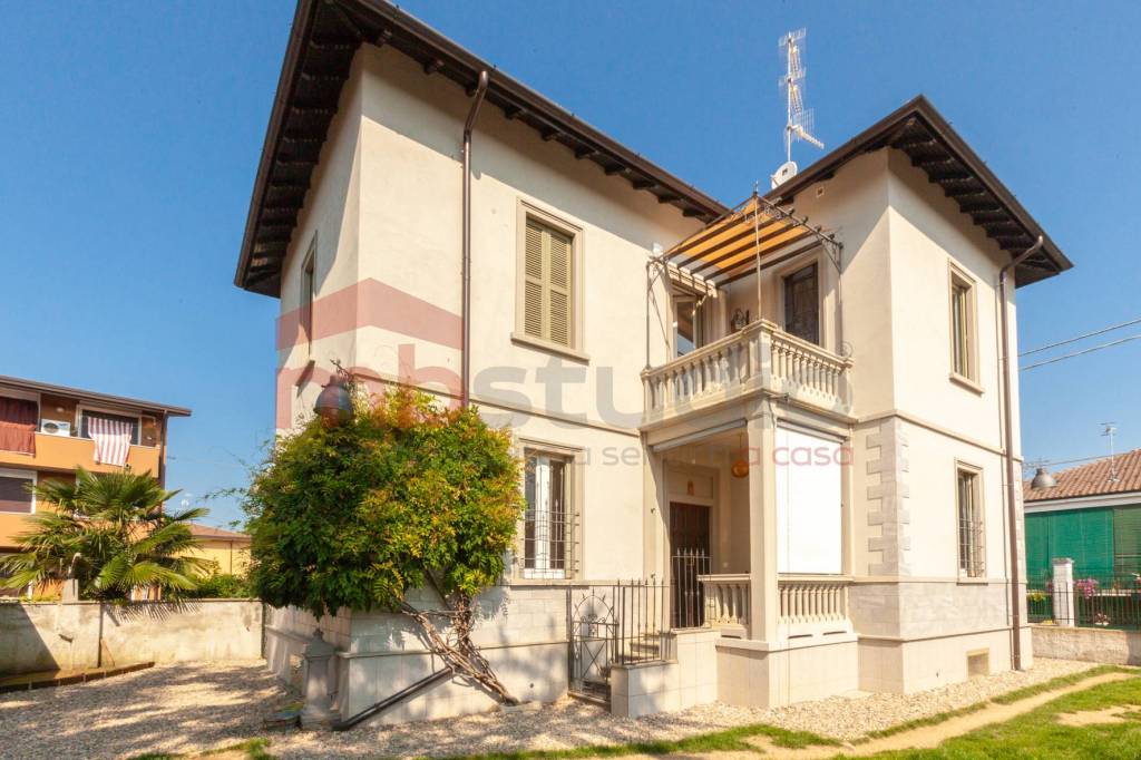 casa indipendente in vendita a Tradate