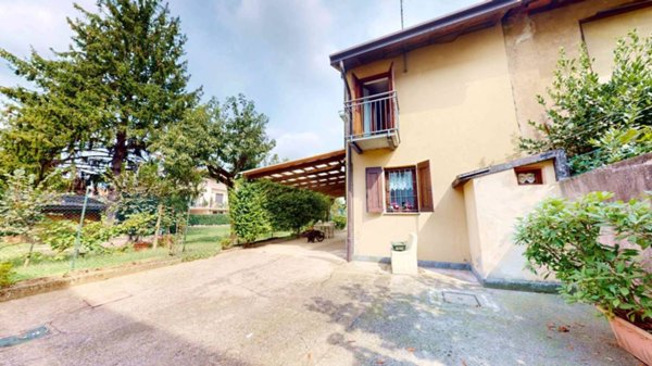 casa indipendente in vendita a Tradate