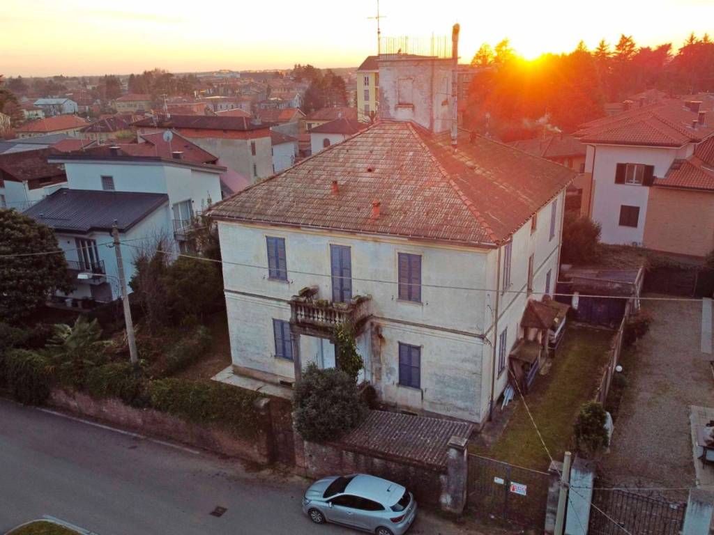 casa indipendente in vendita a Tradate