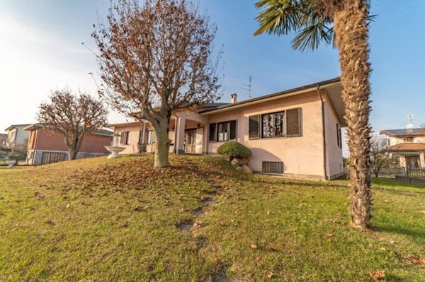 casa indipendente in vendita a Tradate in zona Ceppine