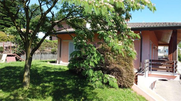 casa indipendente in vendita a Tradate