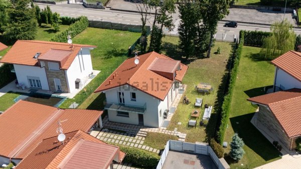 casa indipendente in vendita a Tradate