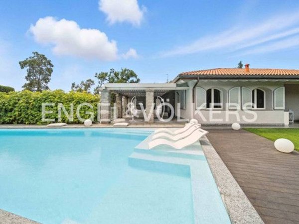 casa indipendente in vendita a Tradate