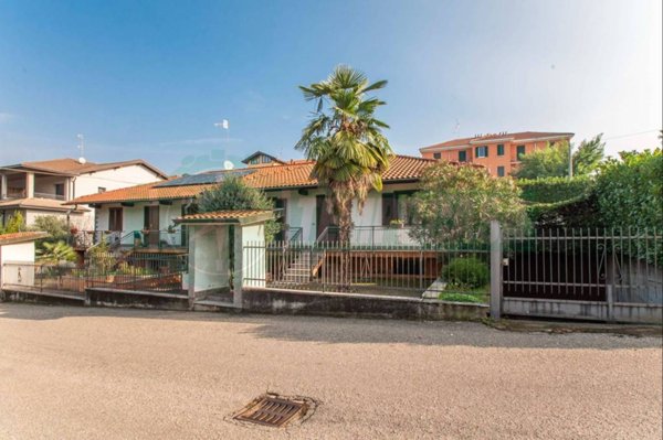 casa indipendente in vendita a Tradate
