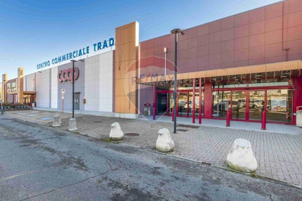 locale commerciale in vendita a Tradate