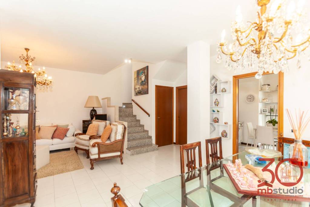 casa indipendente in vendita a Tradate