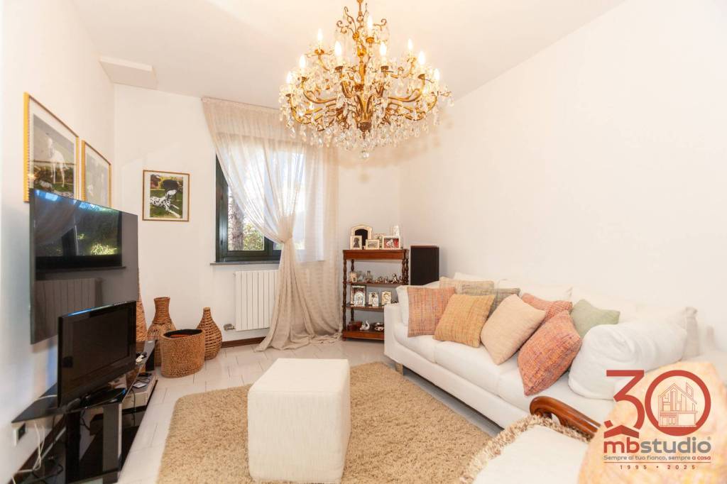 casa indipendente in vendita a Tradate