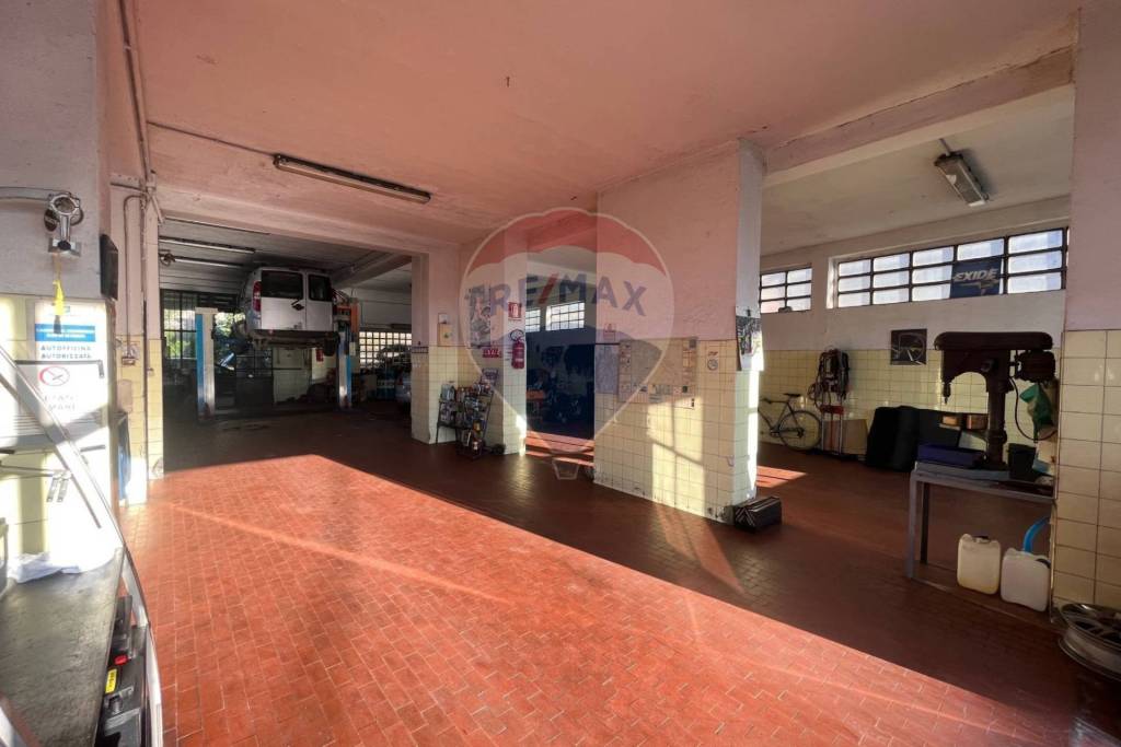 locale commerciale in vendita a Tradate in zona Ceppine