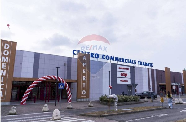 locale commerciale in vendita a Tradate