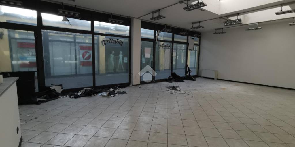 negozio in vendita a Tradate