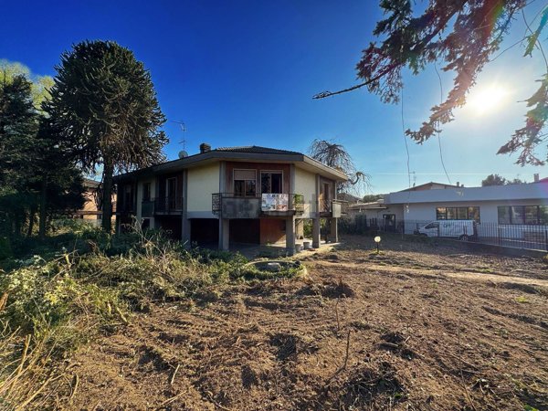 casa indipendente in vendita a Tradate