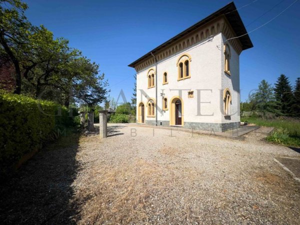 casa indipendente in vendita a Tradate