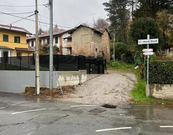 casa indipendente in vendita a Tradate