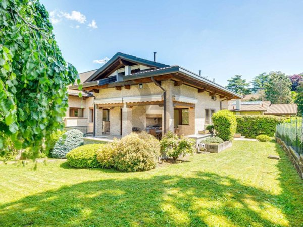 casa indipendente in vendita a Tradate