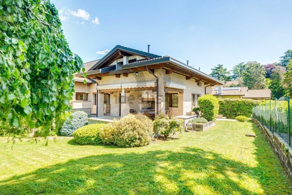 casa indipendente in vendita a Tradate