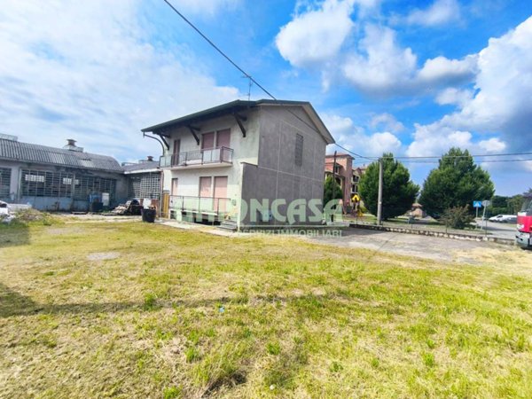 casa indipendente in vendita a Tradate