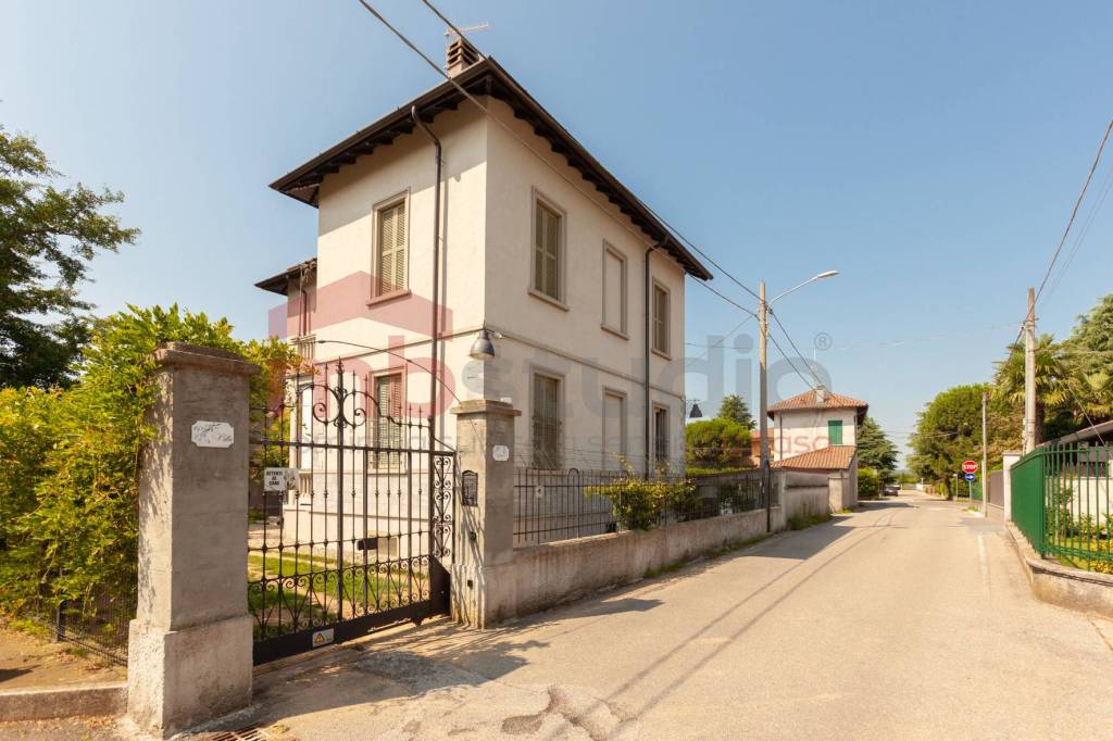 casa indipendente in vendita a Tradate