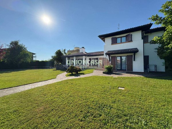 casa indipendente in vendita a Tradate