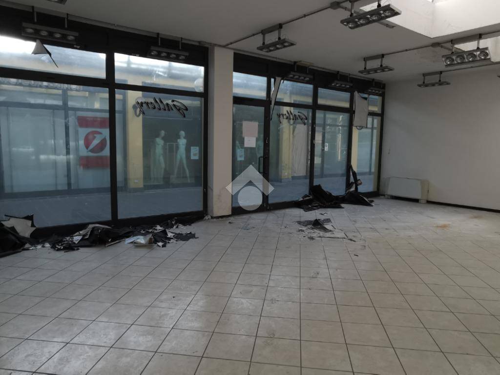 negozio in vendita a Tradate