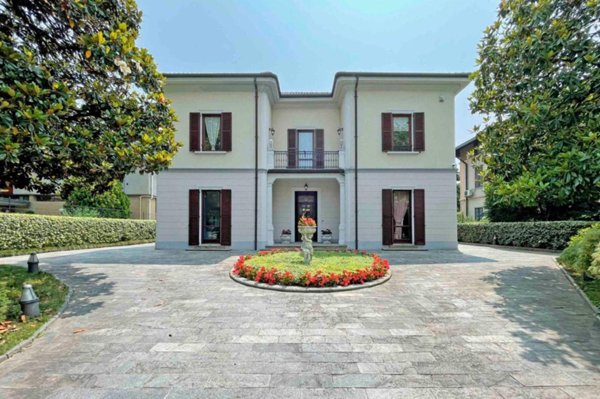 casa indipendente in vendita a Tradate
