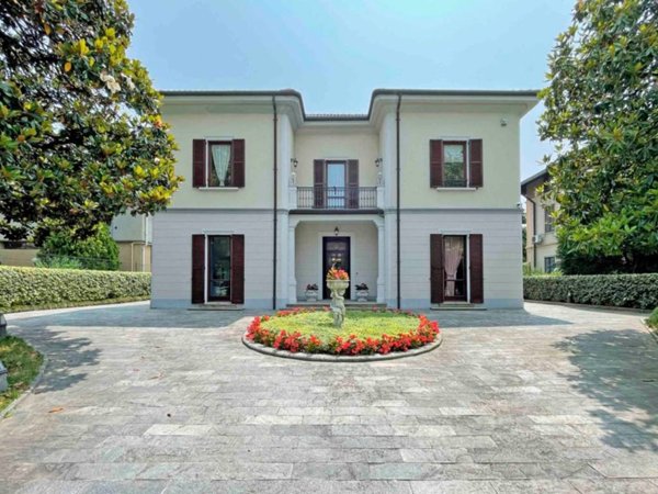 casa indipendente in vendita a Tradate