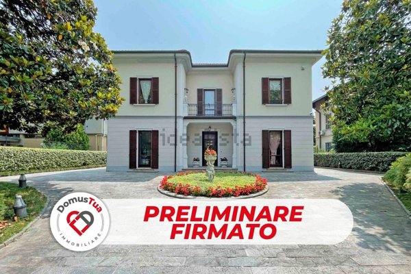 casa indipendente in vendita a Tradate