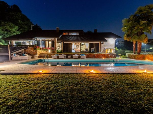 casa indipendente in vendita a Tradate