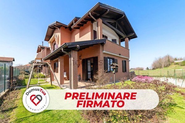 casa indipendente in vendita a Tradate