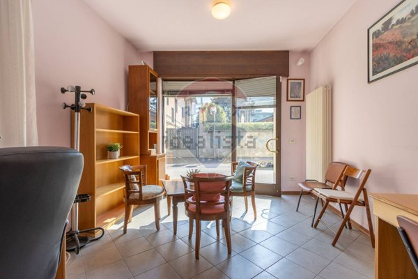 locale commerciale in vendita a Tradate in zona Abbiate Guazzone