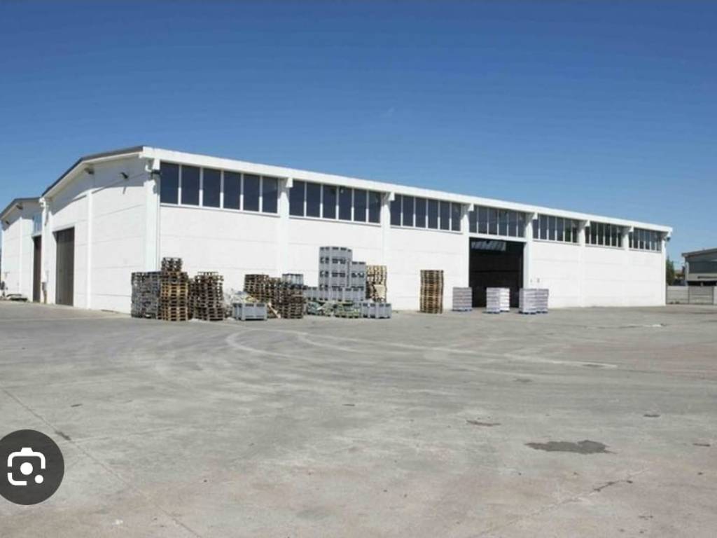 locale commerciale in vendita a Tradate