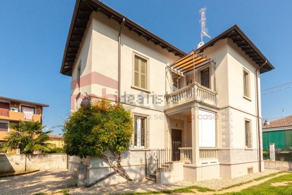 casa indipendente in vendita a Tradate