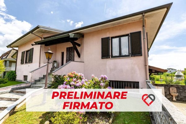 casa indipendente in vendita a Tradate