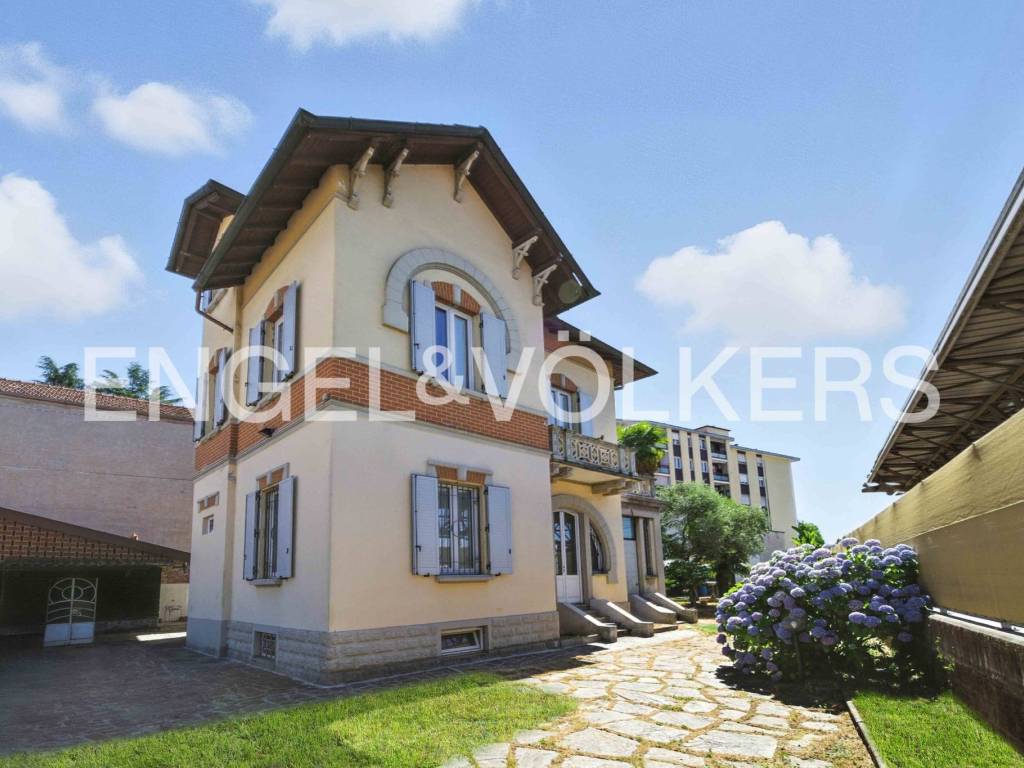 casa indipendente in vendita a Tradate