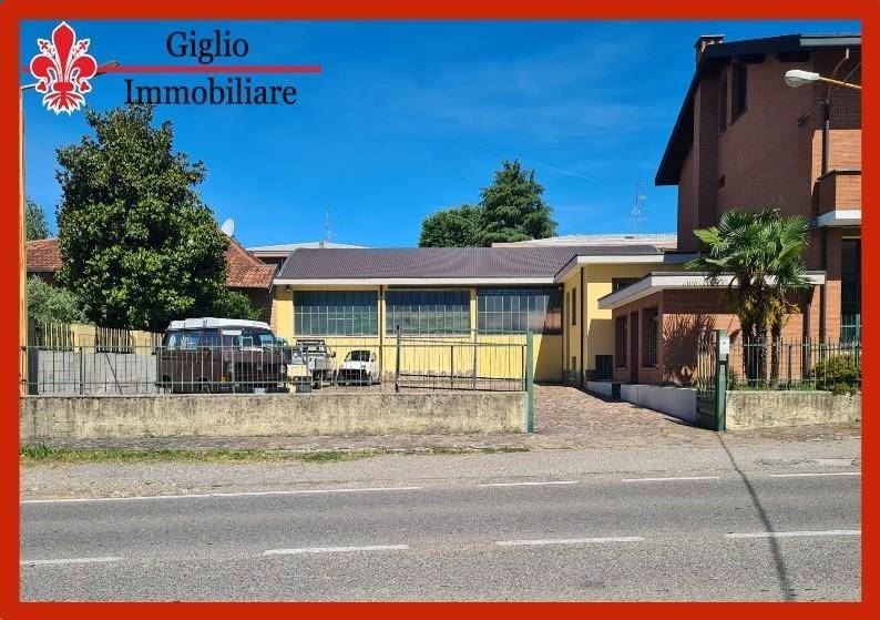 locale commerciale in vendita a Tradate in zona Abbiate Guazzone